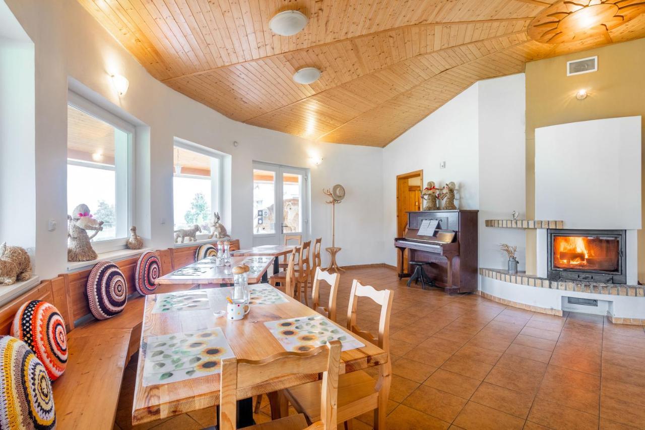 Farma Slunecny Dvur Apartmany A Family Stany Strecha Pod Strechou Hermanuv Mestec Exterior photo