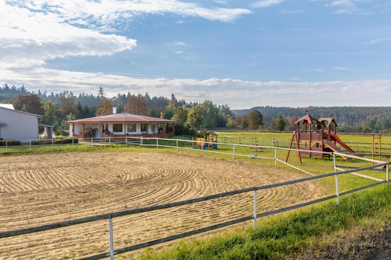 Farma Slunecny Dvur Apartmany A Family Stany Strecha Pod Strechou Hermanuv Mestec Exterior photo