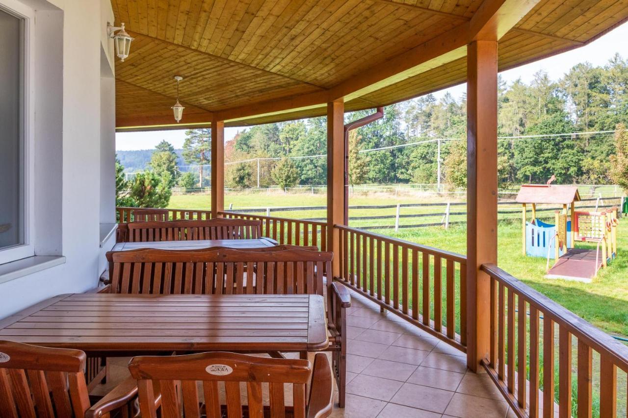 Farma Slunecny Dvur Apartmany A Family Stany Strecha Pod Strechou Hermanuv Mestec Exterior photo