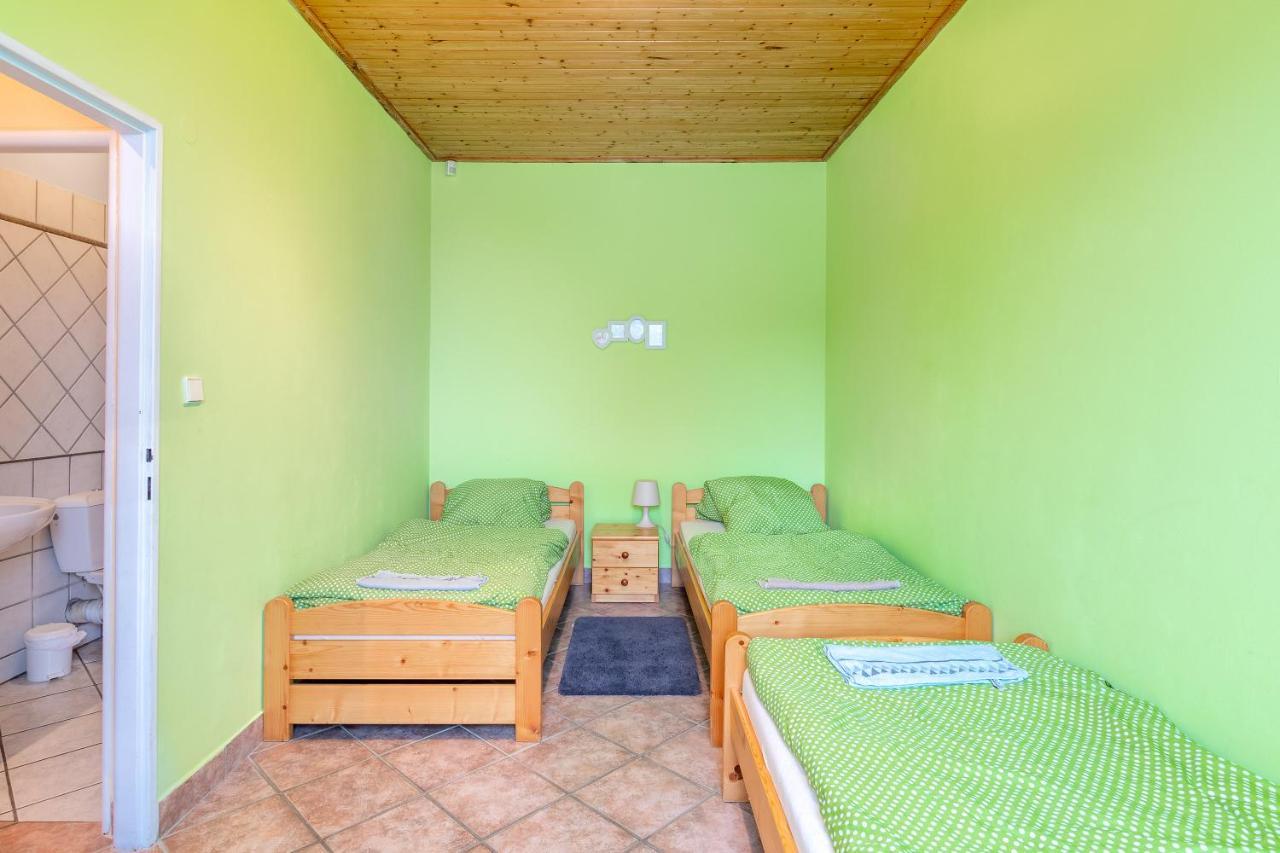 Farma Slunecny Dvur Apartmany A Family Stany Strecha Pod Strechou Hermanuv Mestec Exterior photo