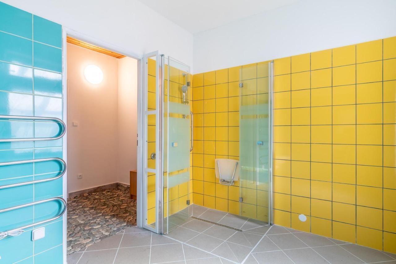 Farma Slunecny Dvur Apartmany A Family Stany Strecha Pod Strechou Hermanuv Mestec Exterior photo